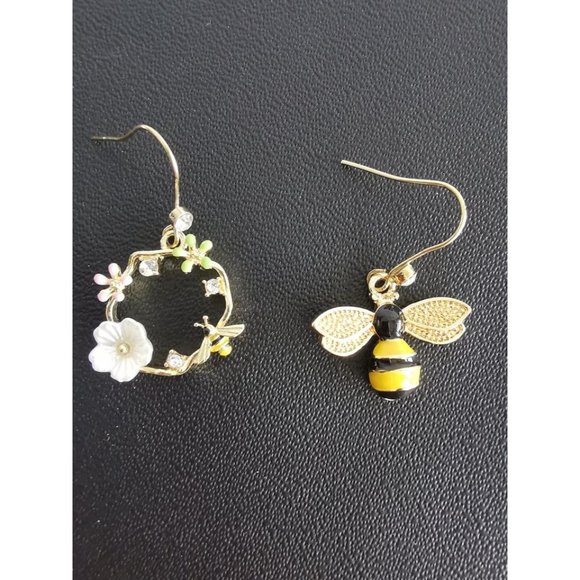 Brand New 14K Gold Plated Flower Wreath and Bee Crystal Earrings - Picture 6 of 10